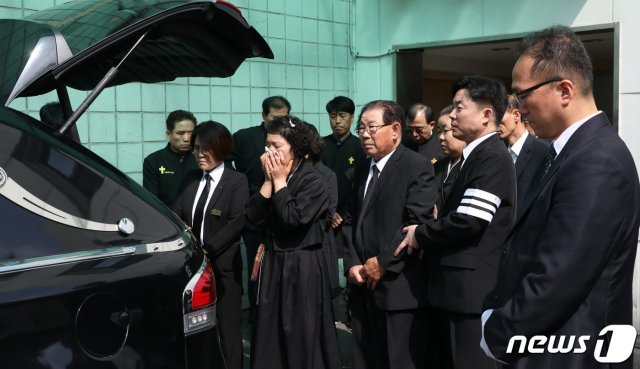 충남 당진우체국에서 근무 중 과로사로 숨진 고 강길식 집배원의 발인이 엄수된 21일 오전 대전 한 장례식장에서 유족과 지인들이 슬픔에 잠겨 오열하고 있다. 2019.6.21 /뉴스1 © News1