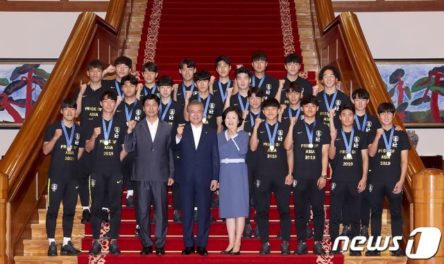 문재인 대통령과 부인 김정숙 여사가 19일 청와대에서 열린 2019 국제축구연맹(FIFA) U-20 월드컵 국가대표 선수단 초청 만찬에서 선수단과 기념촬영을 하고 있다.