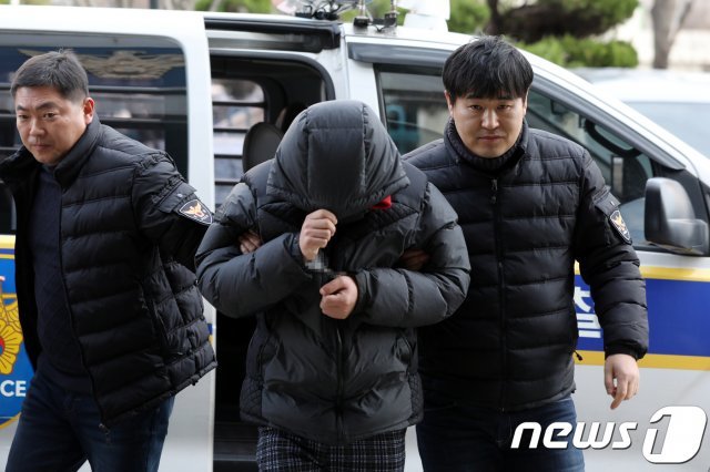 24일 오후 광주북부경찰서에서 이용원 여주인 살인 사건 용의자 A씨(28)가 호송되고 있다. 경찰에 따르면 A씨는 전날 0시57분쯤 북구 두암동의 한 건물 지하 1층 이용원에서 여주인 B씨(65)를 살해하고 이용권에 불을 지른 혐의를 받고 있다. 201812.24/뉴스1 © News1