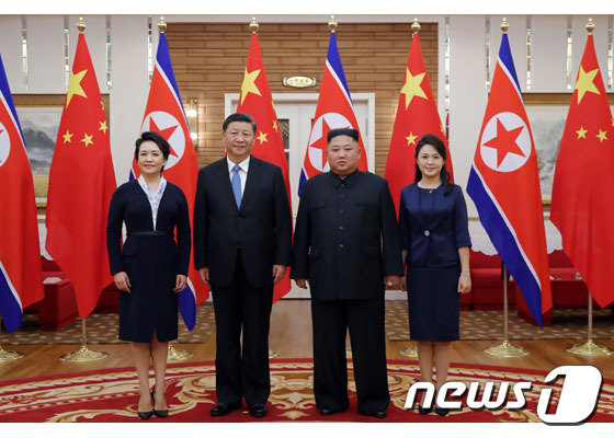 방북 중인 시진핑 중국 국가주석이 김정은 국무위원장과 금수산영빈관에서 기념사진을  찍었다고 노동신문이 21일 보도했다. (노동신문)© 뉴스1
