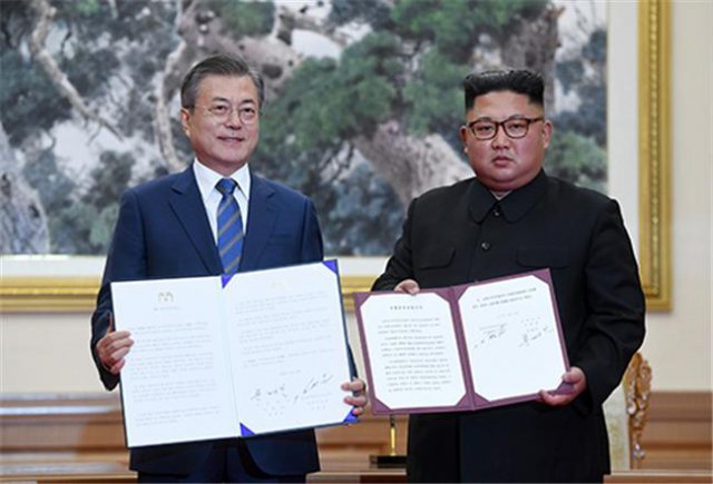 2018년 9월 평양정상회담을 마친 뒤 평양공동선언에 서명한 남북 정상