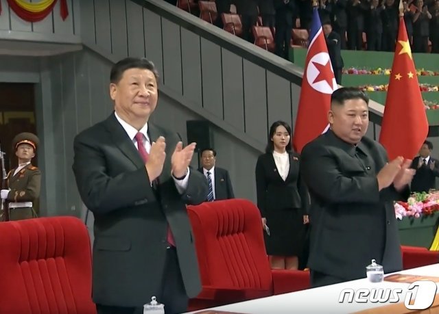 시진핑 중국 국가주석과 김정은 북한 국무위원장이 20일 평양 능라도 5·1경기장에서 열린 집단체조·예술공연을 관람하며 박수치고 있다.(CCTV 캡처)