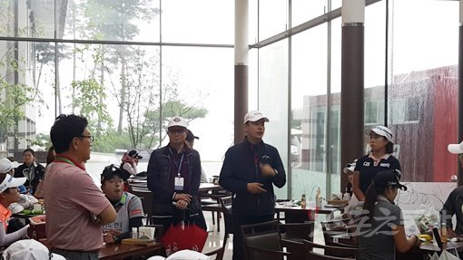 KLPGA 투어 비씨카드·한경 레이디스컵 2라운드가 낙뢰와 강우로 일부 연기된 가운데 KLPGA 최진하 경기위원장(오른쪽 두 번째)이 21일 오후조 선수들에게 경기 연기를 공지하고 있다. 포천｜고봉준 기자 shutout@donga.com