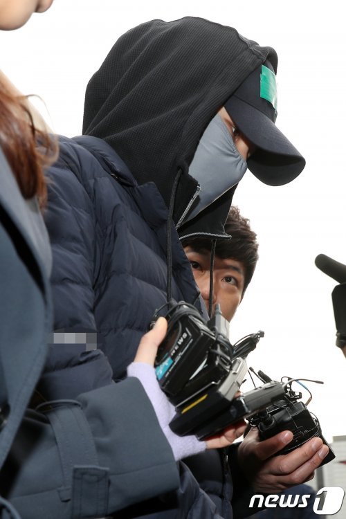 변종 대마를 상습 구입하고 흡입한 혐의를 받고 있는 SK그룹 창업주의 장손 최모씨(31)가 9일 오전 인천남동결찰서에서 인천지방검찰청으로 송치되고 있다. 2019.4.9/뉴스1 © News1