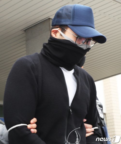 변종마약 구매 및 투약 혐의를 받고 있는 현대그룹 3세 정모씨(29)가 23일 영장실질심사를 받기 위해 경찰서를 나서고 있다. 2019.4.23/뉴스1 © News1