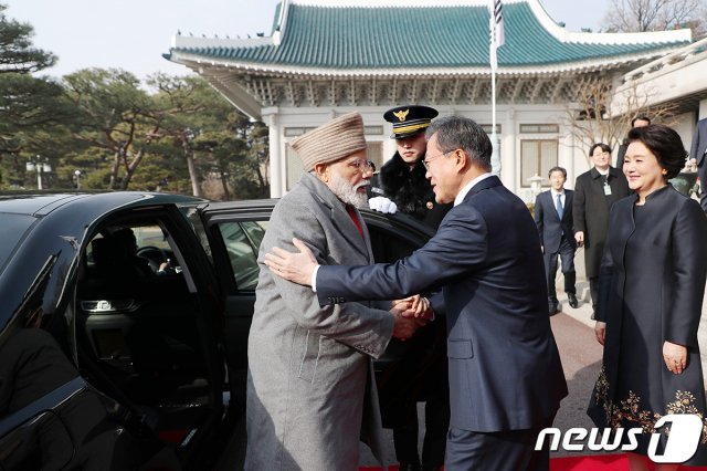 문재인 대통령과 부인 김정숙 여사가 22일 오전 청와대 대정원에서 국빈 방문 중인 나렌드라 모디 인도총리를 영접하고 있다. (청와대 제공)