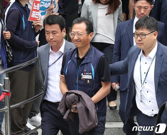 김명환 민주노총 위원장이 21일 오전 서울 양천구 서울남부지방법원에서 열린 구속 전 피의자심문(영장실질심사)을 마친 후 법정을 나서고 있다. © News1