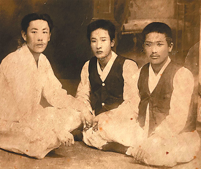 영산 만세운동으로 체포된 김추은(왼쪽) 구남회(가운데)
장진수 세 결사대원이 출옥 직후인 1920년 3월 말에
촬영한 기념사진.