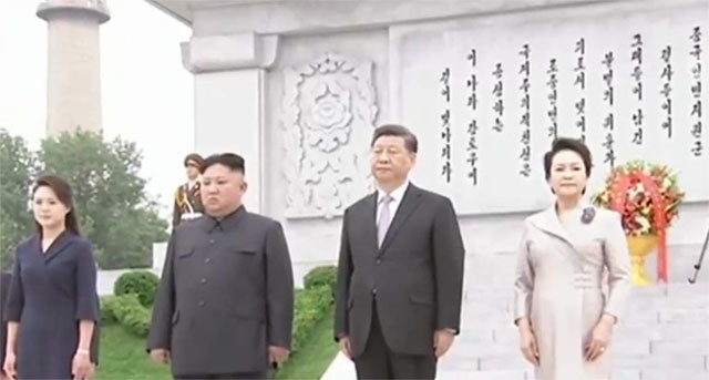 6·25참전 기념 ‘북-중 우의탑’ 참배 21일 시진핑 중국 국가주석(오른쪽에서 두 번째)과 부인 
펑리위안 여사(오른쪽)가 김정은 북한 국무위원장(왼쪽에서 두 번째)과 부인 리설주 여사(왼쪽)와 함께 북-중 우의탑을 참배하고 
있다. 이 탑은 중공군의 6·25전쟁 참전을 기념하기 위해 세워졌다. 시 주석은 이날 중공군의 당시 활동상을 둘러본 뒤 “선열을 
기리고 세대 간 우호를 기원한다”고 방명록에 남겼다. 중국중앙(CC)TV 화면 캡처
