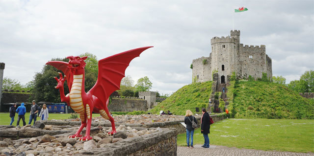 카디프의 가장 대표적인 상징물인 카디프 성의 노먼 요새와 웨일스의 상징물인 붉은 용. 많은 관광객들이 붉은 용 옆에서 사진을 찍는다.