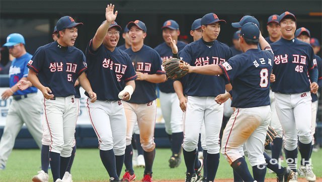 성남고 선수들이 21일 서울 목동구장에서 열린 야탑고와의 제73회 황금사자기 전국고교야구대회 겸 주말리그 왕중왕전 2회전에서 6-3으로 역전승한 뒤 기쁨을 나누고 있다. 주말리그 서울권B 3위였던 성남고는 우승 후보 중 하나로 꼽히던 야탑고(경기권A 1위)를 잡고 16강에 진출했다. 송은석 기자 silverstone@donga.com