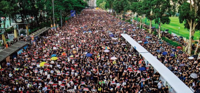 홍콩 시민들이 6월 16일 검은 옷을 입고 송환법 완전 철회를 요구하며 시위하고 있다. [위키피디아]