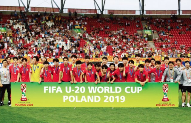 폴란드 우치 스타디움에서 열린 2019 FIFA U-20 월드컵 결승전에서 우크라이나에 패한 대한민국 대표팀이 공식 시상식에서 은메달을 목에 걸고 기념촬영을 하고 있다. [뉴시스]