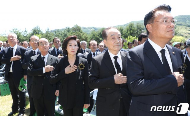 나경원 자유한국당 원내대표가 23일 오전 충남 부여군 외산면 가족묘원에서 열린 고(故) 김종필 전 총리 서거 1주기 추도식에 참석해 국민의례를 하고 있다. 2019.6.23/뉴스1 © News1