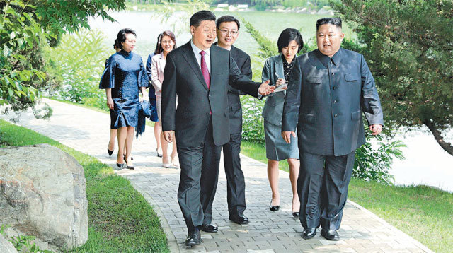 시진핑과 ‘산책 대화’ 나누는 김정은 시진핑 중국 국가주석(앞 왼쪽)이 21일 금수산 영빈관에서 김정은
 북한 국무위원장(오른쪽)과 걸으며 담소를 나누고 있다. 이날 김 국무위원장이 주최한 평양 환영만찬 연설에서 시 주석은 “한반도 
문제의 정치적 해결을 위해 더 큰 공헌을 하자는 데 의견을 같이했다”며 북한을 지원하는 방향으로 북-미 비핵화 협상의 중재자로 
나서겠다는 뜻을 밝혔다. 평양=신화통신 뉴시스