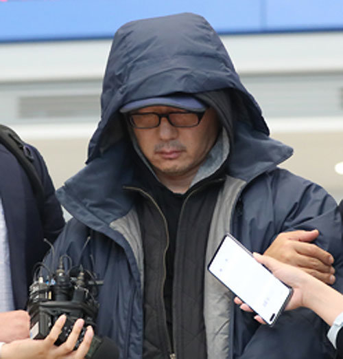 해외 도피 21년 만에 파나마에서 미국 당국에 의해 검거돼 한국 검찰에 인계된 정태수 전 한보그룹 회장의 4남 한근 씨가 22일 인천국제공항을 빠져나오고 있다. 인천=뉴스1