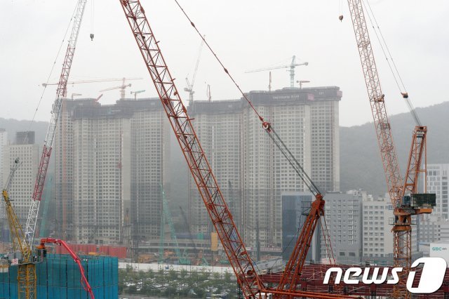 국내의 한 아파트 건설현장의 모습. © News1