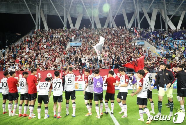 22일 오후 대구 북구 고성동 대구FC 홈구장 DGB대구은행파크에서 열린 프로축구 ‘하나원큐 K리그1 2019’ 대구FC와 FC서울의 경기에서 2-1 원정경기 승리른 거둔 서울 선수들이 기뻐하고 있다. © News1