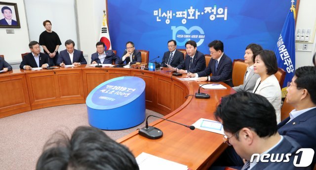 이인영 더불어민주당 원내대표가 24일 서울 여의도 국회에서 열린 최고위원회의에서 발언하고 있다… 2019.6.24/뉴스1 © News1