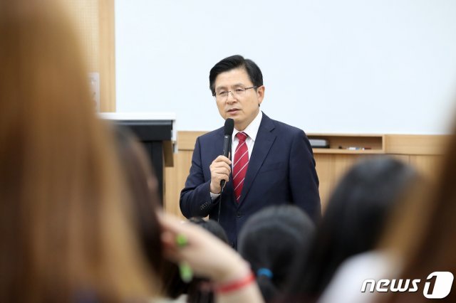 황교안 자유한국당 대표가 20일 오후 서울 용산구 숙명여자대학교에서 ‘대한민국 청년들의 미래와 꿈’을 주제로 학생들과 대화하고 있다. 2019.6.20/뉴스1 © News1