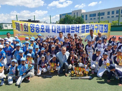 양승호 전 롯데 자이언츠 감독(가운데)이 지난 23일 성황리에 폐막한 ‘제1회 양승호배 디앤피파트너 클럽야구대회’에서 출전 선수들과 함께 사진 촬영을 하고 있다. 사진제공｜디앤피파트너