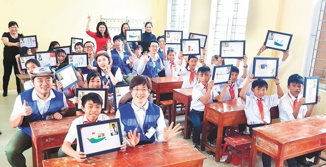 삼성물산 건설부문 임직원 해외봉사단은 해외 초등학교를 방문해 교육·의료 시설 개보수 활동을 실시했다.