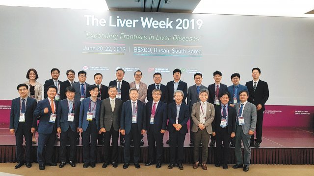 20∼22일 부산 벡스코에서 열린 ‘The Liver Week 2019-국제간연관심포지엄’에 20개국 1300여 명의 간 전문가들이 참석했다. 사진은 22일 학회 회원들이 폐회식 기념사진을 찍는 모습.