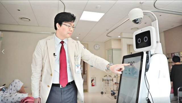 17일 서울 은평성모병원 정형외과 이주엽 교수가 병동 인공지능 로봇인 폴봇에게 환자의 전자차트를 음성으로 입력하기 위해 터치스크릿을 눌러 모드를 바꾸고 있다. 동영상 캡쳐