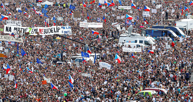 제2 벨벳혁명 번지나… 체코 25만명 총리퇴진 시위 23일(현지
 시간) 체코 수도 프라하에서 시민 25만여 명이 “안드레이 바비시 총리 퇴진”을 주장하는 집회를 열었다. AFP통신은 
“1989년 공산주의 정권을 붕괴시킨 ‘벨벳 혁명’ 이후 최대 규모 집회”라고 전했다. “부패 문제를 해결하겠다”며 2017년 
집권한 바비시 총리는 유럽연합(EU) 보조금 200만 유로(약 26억 원)를 유용한 혐의 등 잇따른 부패 의혹을 강압적으로 부인해
 민심을 잃었다. 프라하=AP 뉴시스