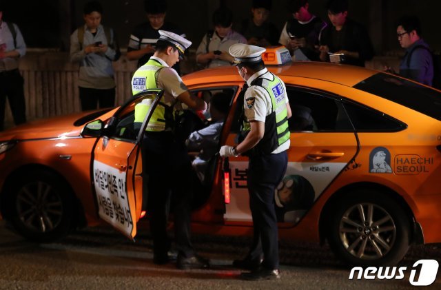 ‘제2윤창호법’ 시행 첫 날인 25일 새벽 서울 마포구 합정역 인근에서 경찰이 음주운전 단속을 하고 있다. 이날 오전 0시부터 개정 도로교통법 시행에 따라 음주운전자에 대한 면허정지는 혈중알코올농도 0.05%에서 0.03%로, 면허취소는 0.10%에서 0.08%로 강화된다. © News1