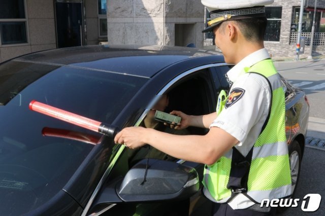 ‘윤창호법’ 시행 첫 날인 25일 오전 경남 창원시 의창구 경남도청 앞 도로에서 경찰관이 음주 단속을 실시하고 있다. 이날 0시부터 개정된 도로교통법 시행에 따라 음주운전자에 대한 면허정지는 혈중알코올농도 0.05%에서 0.03%로, 면허취소는 0.10%에서 0.08%로 강화된다. (경남경찰청 제공)2019.6.25© 뉴스1