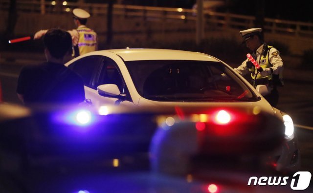 제2윤창호법 시행 첫날인 25일 새벽 대전 서구 갈마동 한 도로에서 경찰들이 음주단속을 펼치고 있다. 이날 새벽 0시부터 개정 도로교통법 시행에 따라 음주운전자에 대한 면허정지는 혈중알코올농도 0.05%에서 0.03%로, 면허취소는 0.10%에서 0.08%로 강화된다. 2019.6.25/뉴스1 © News1