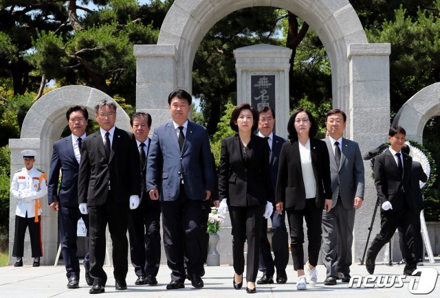 나경원 자유한국당 원내대표와 정용기 정책위의장을 비롯한 의원들이 6.25전쟁 69주년을 맞은 25일 오전 동작구 동작동 국립서울현충원 학도의용군 무명용사탑을 찾아 참배한 뒤 밖으로 나오고 있다. 2019.6.25/뉴스1 © News1