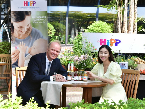 유기농 영유아식 브랜드 ‘힙(HiPP)’ 글로벌 CEO 스테판 힙(Stefan HiPP)이 한국 소비자를 대표한 예비맘 유민주와 힙에 대한 궁금증에 대해 이야기했다.