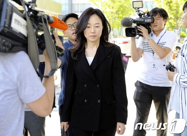 세월호 특별조사위원회 활동을 방해한 혐의로 재판에 넘겨진 조윤선 전 청와대 정무수석이 25일 오후 송파구 서울동부지법에서 열린 1심 선고공판을 마친뒤 법원을 나서고 있다.2019.6.25/뉴스1 ⓒ News1