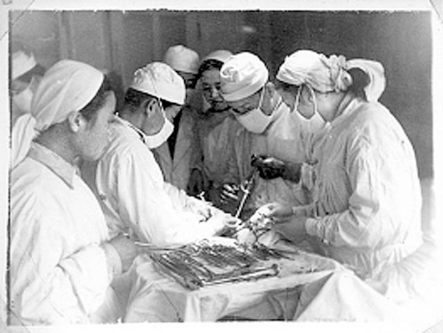 1952년 제35육군병원에서 수술하는 모습. 서울대 병원 의학
 박물관 제공
