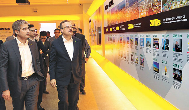 아민 나세르 아람코 최고경영자(CEO·오른쪽)가 후세인 알 카타니 에쓰오일 CEO(오른쪽에서 두 번째) 등과 울산 에쓰오일 사업장을 둘러보고 있다. 아람코 제공