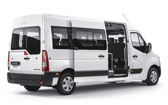 르노 마스터 버스는 차량을 박스형으로 디자인해 승객 수용 및 적재 능력을 극대화했다. 복합연비(13인승 기준)는 L당 9.7km다. 르노삼성자동차 제공