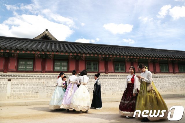 서울 종로구 경복궁에서 한복을 입은 시민들이 즐거운 시간을 보내고 있는 모습./뉴스1 © News1
