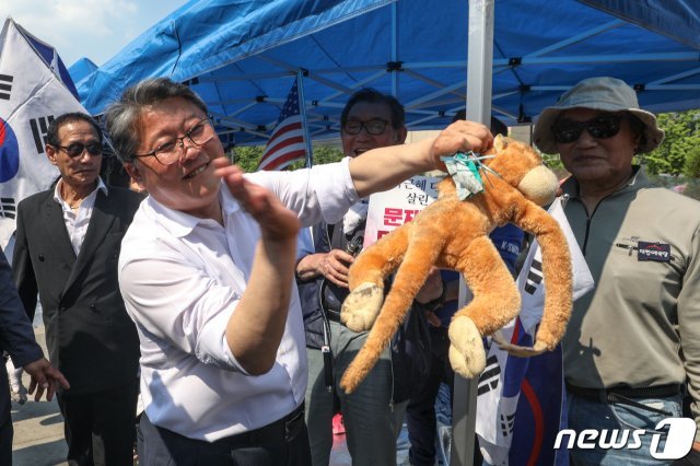 서울시가 행정대집행을 통해 기존 천막을 강제철거한 25일 오후 조원진 우리공화당(옛 대한애국당) 의원이 광화문광장에 재설치된 천막을 찾아 당원들을 격려하고 원숭이 인형을 때리는 퍼포먼스를 하고 있다. 2019.6.25/뉴스1 © News1