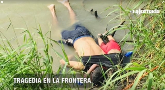 미국과 멕시코 국경의 라오그란데 강에서 숨진 채 발견된 엘살바도르 출신 이민자 부녀.(멕시코 일간 라호르나다 홈페이지 갈무리) © 뉴스1