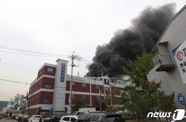 (부천=뉴스1) 26일 오전 8시 59분쯤 경기도 부천시 삼정동의 한 자동차 공업사 2층에서 LPG가스가 폭발했다.소방대원들이 화재를 진압하고 있다. 2019.6.26/뉴스1