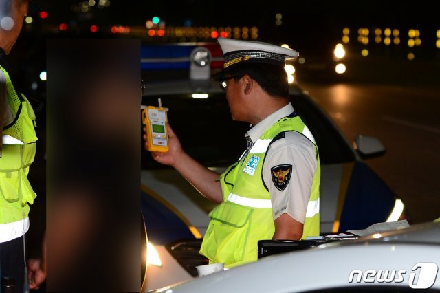 ‘제2 윤창호법’이 시행된 25일 오전 광주 광산구 쌍암동 한 도로에서 음주운전자가 혈중 알코올농도를 측정하고 있다. 사진=뉴스1