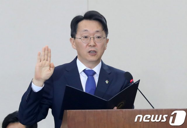 김현준 국세청장 후보자가 26일 오전 서울 여의도 국회에서 열린 인사청문회에서 선서를 하고 있다. 2019.6.26/뉴스1 © News1 임세영 기자