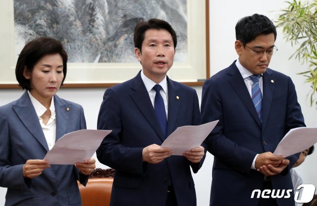 나경원 자유한국당(왼쪽부터), 이인영 더불어민주당, 오신환 바른미래당 원내대표가 24일 제369회 국회 임시회 개의에 합의한 뒤 국회운영위원장실에서 합의문을 발표하고 있다.2019.6.24/뉴스1 © News1