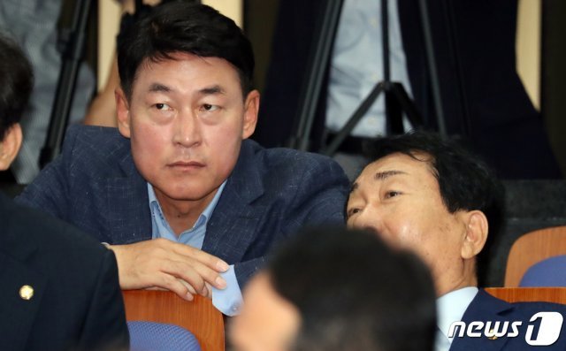 황영철 국회 예산결산특별위원장과 안상수 전 위원장이 18일 서울 여의도 국회에서 열린 의원총회에서 대화를 하고 있다. 2019.6.18/뉴스1 © News1