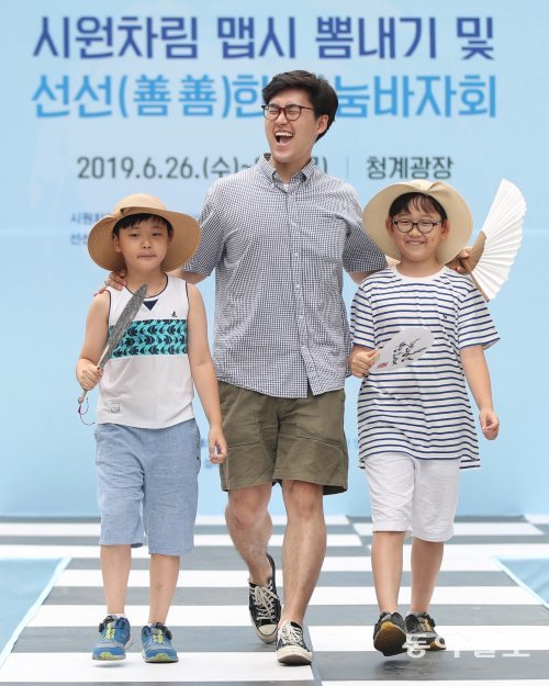 반바지를 입은 어린이 모델들이 포즈를 취하고 있다.