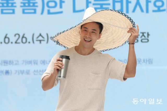 멕시코풍 모자를 쓰고 텀블러 손에 든 시민모델이 포즈를 취하고 있다.