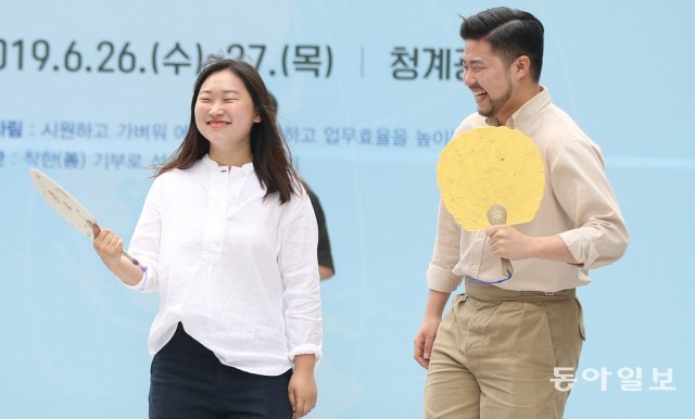 부채를 든 시민모델이 시원한 웃음을 보여주고 있다.