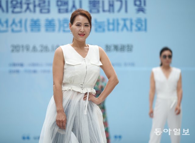 민소매 블라우스를 입은 여성 시민모델이 포즈를 취하고 있다.